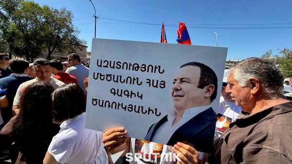 Люди у здания суда, где проходит судебное заседание по делу Гагика Царукяна  - Sputnik Армения