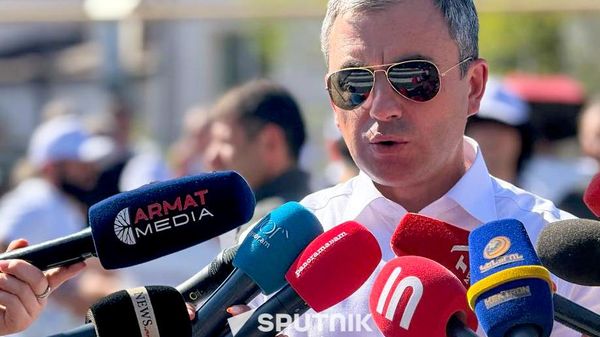Ишхан Сагателян отвечает на вопросы журналистов у здания суда, где проходит судебное заседание по делу Гагика Царукяна (3 сентября 2026). Еревaн - Sputnik Армения