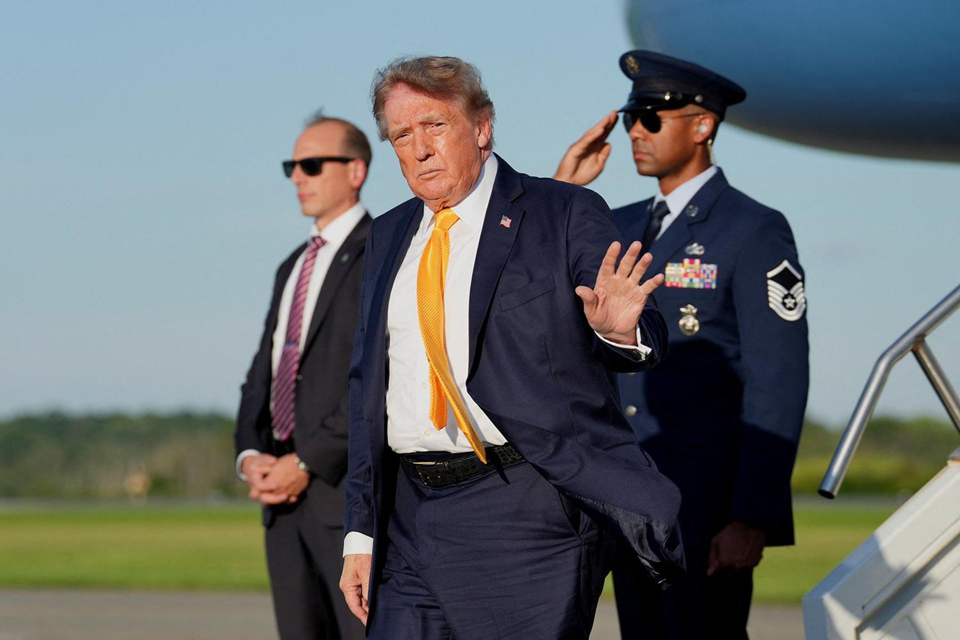 Президент США Дональд Трамп машет рукой после выхода из самолета Air Force One в Морристауне (4 сентября 2026). Нью-Джерси - Sputnik Армения, 1920, 06.09.2026