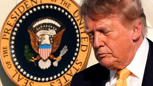 Президент США Дональд Трамп машет рукой после выхода из самолета Air Force One в Морристауне (4 сентября 2026). Нью-Джерси - Sputnik Армения