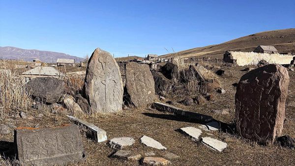 Кладбище (IX-XVIII вв) села Джахацадзор Гегаркуникской области и четыре хачкара (IX-XIV вв) получили статус памятника национального значения, а надгробный камень (XVII-XVIII вв) — статус памятника местного значения - Sputnik Армения