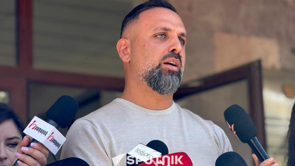 Адвокат Гагика Хачатряна Ерем Саркисян отвечает на вопросы журналистов у здания суда (10 сентября 2026). Еревaн - Sputnik Армения