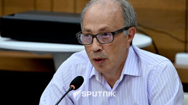 Ара Айвазян во время пресс-конференции Совета защиты Гагика Царукяна и других политзаключенных (10 сентября 2026). Еревaн - Sputnik Армения