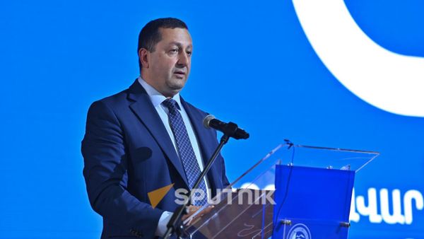 Ректор ЕГУ Ованнес Ованнисян на церемонии открытия Форума выпускников ЕГУ (15 мая 2025). Еревaн - Sputnik Армения