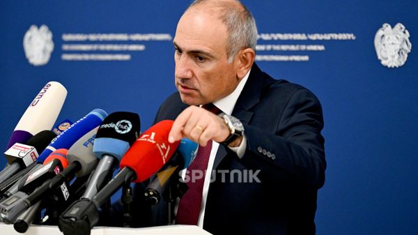 Премьер-министр Никол Пашинян проводит брифинг после очередного заседания правительства (11 сентября 2026). Еревaн - Sputnik Армения
