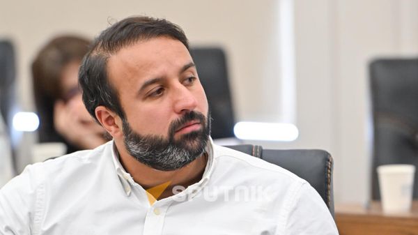 Депутат фракции Гражданский договор Айк Саркисян во время заседания постоянных комиссий НС по обсуждению госбюджета 2026 (3 ноября 2025). Еревaн - Sputnik Армения