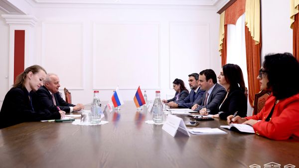 Глава фракции НА «Сильная Армения» Нарек Карапетян и заместитель председателя НА Арам Вардеванян встретились с Чрезвычайным и Полномочным послом РФ Сергеем Копыркиным (11 сентября 2026). Ереван - Sputnik Армения