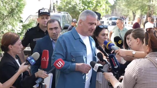 Самвел Карапетян общается с прессой у здания суда (11 сентября 2026). Ереван - Sputnik Армения