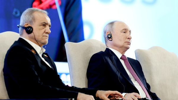 Президент Ирана Масуд Пезешкиан и президент РФ Владимир Путин на пленарном заседании Делового форума БРИКС (11 сентября 2026). Нью-Дели - Sputnik Армения