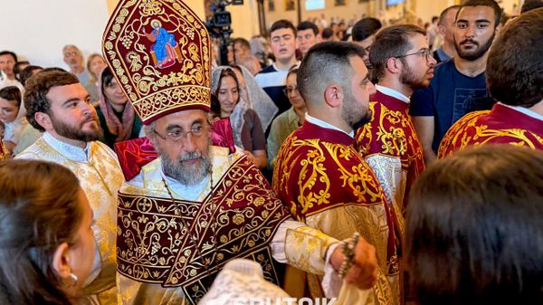 Предстоятель Ширакской епархии архиепископ Микаел Аджапахян во время праздничной литургии по случаю праздника Хачверац - Воздвижения Животворящего Креста Господня (13 сентября 2026). Эчмиадзин - Sputnik Армения