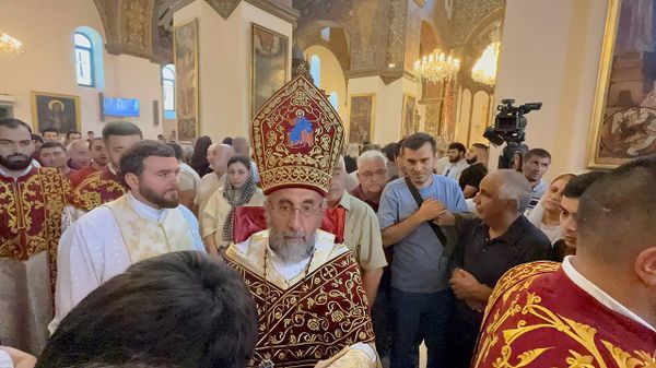 Архиепископ Микаэл Аджапахян проводит литургию по случаю праздника Воздвижения Животворящего Креста Господня (Хачверац) в Эчмиадзине Архиепископ Микаэл Аджапахян проводит литургию по случаю праздника Воздвижения Животворящего Креста Господня (Хачверац) в Эчмиадзине - Sputnik Армения