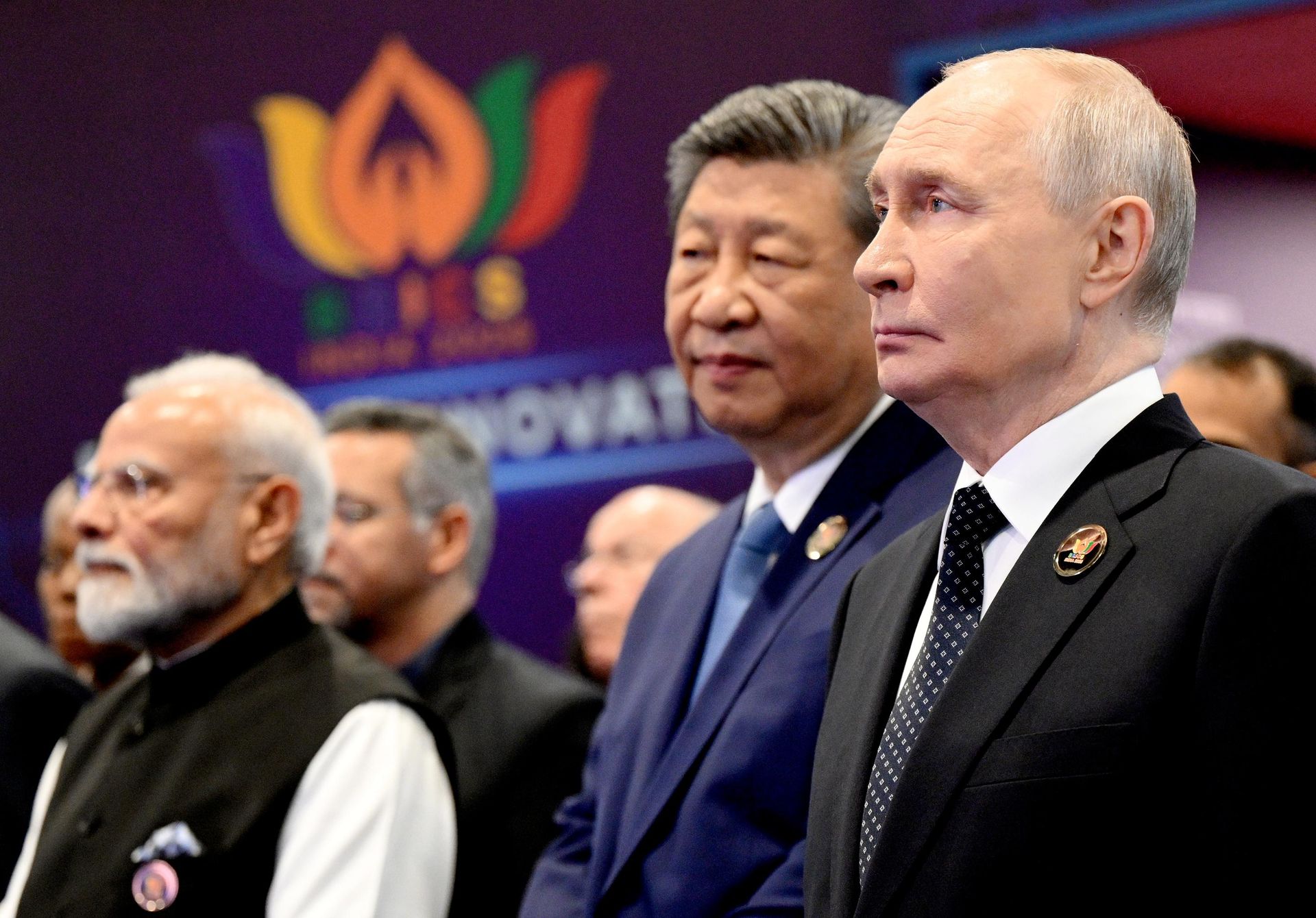 Президент РФ Владимир Путин, председатель КНР Си Цзиньпин, премьер-министр Индии Нарендра Моди во время совместного посещения выставки Инновационная Индия (12 сентября 2026). Нью-Дели - Sputnik Армения, 1920, 13.09.2026