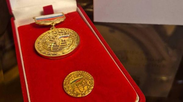 Посол России Сергей Копыркин вручил члену Союза писателей Армении Александру Бордову награду Правительственной комиссии по делам соотечественников за рубежом (15 сентября 2026). Еревaн - Sputnik Армения