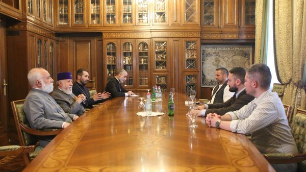 Католикос Гарегин II принял делегацию Международного благотворительного фонда Назарянин во главе с его основателем, отцом Бенедиктом Кили (16 сентября 2026). Эчмиадзин - Sputnik Армения