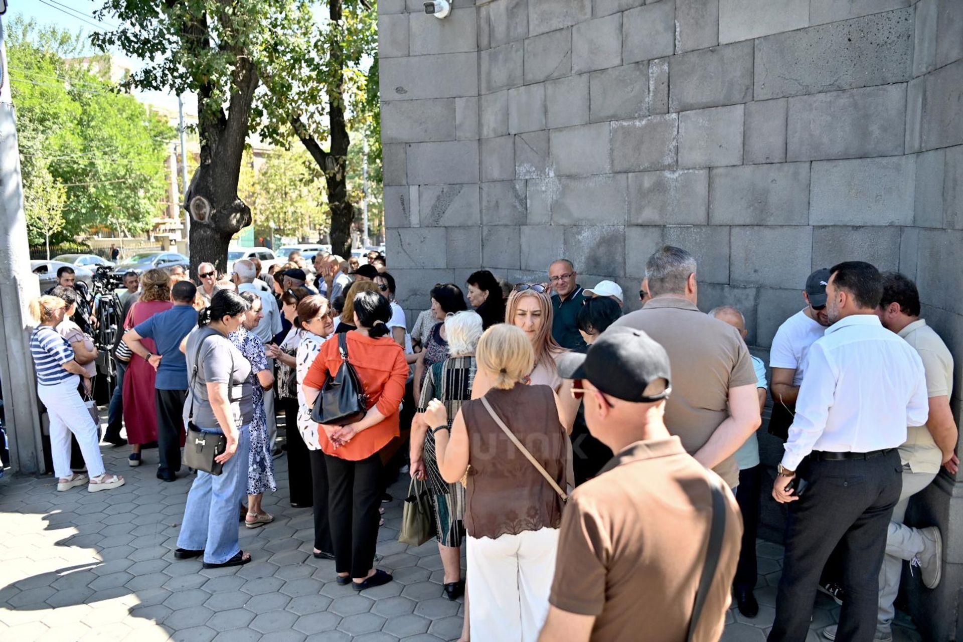 Акция протеста перед Национальным Собранием по статусу переселенцев из НК (17 сентября 2026). Еревaн - Sputnik Армения, 1920, 17.09.2026