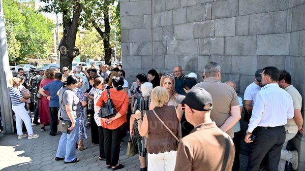 Акция протеста перед Национальным Собранием по статусу переселенцев из НК (17 сентября 2026). Еревaн - Sputnik Армения