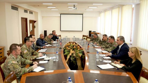Первый замминистра обороны, начальник ГШ ВС РА, генерал-лейтенант Эдвард Асриан встретился с заместителем помощника министра войны США Эндрю Лумисом (17 сентября 2026). Еревaн - Sputnik Армения