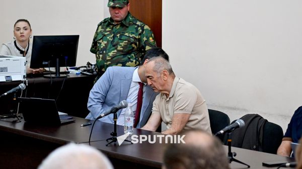 Роберт Кочарян и Арам Орбелян во время судебного заседания (18 сентября 2026). Еревaн - Sputnik Армения