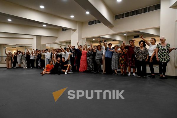 Танцевальная репетиция в репетиционном зале концертного зала имени Арама Хачатуряна - Sputnik Армения