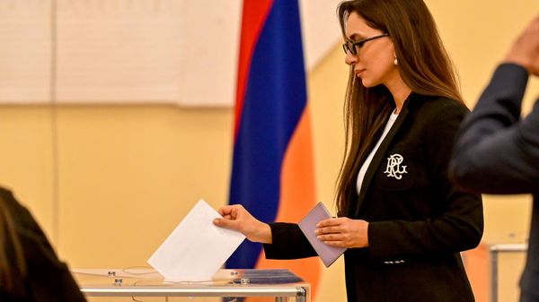 Певица Зара проголосовала в Посольстве РФ в Армении - Sputnik Армения
