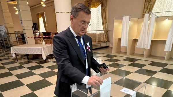 Генеральный консул РФ в Гюмри Игорь Титов проголосовал на выборах депутатов Государственной Думы РФ на избирательном участке №8031 в здании Генконсульства РФ (20 сентября 2026). Гюмри - Sputnik Армения