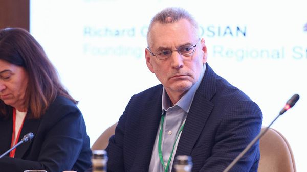Директор-учредитель Центра региональных исследований Ричард Киракосян на семинаре Роуз-Рот ПА НАТО (22 сентября 2025). Еревaн - Sputnik Армения