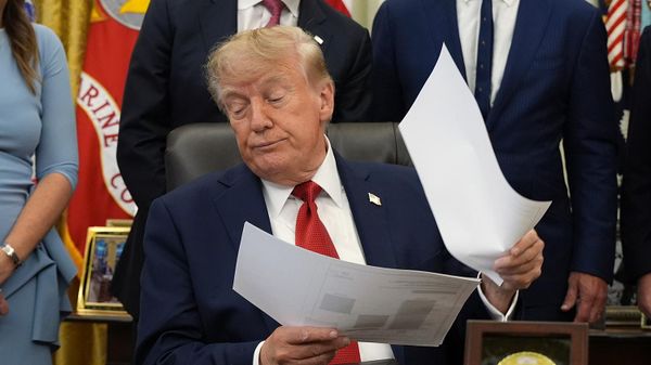 Президент США Дональд Трамп держит документы, выступая на тему здравоохранения в Овальном кабинете Белого дома (18 сентября 2026). Вашингтон - Sputnik Армения