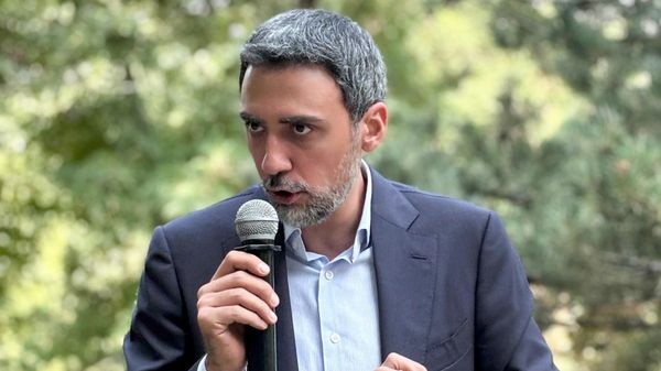 Вице-спикер НС Арам Вардеванян во время встречи-обсуждения на тему Декларация независимости РА и общенациональные интересы (21 сентября 2026). Ереван - Sputnik Армения