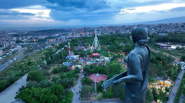 Вид на Парк Победы с высоты монумента Мать Армения - Sputnik Արմենիա