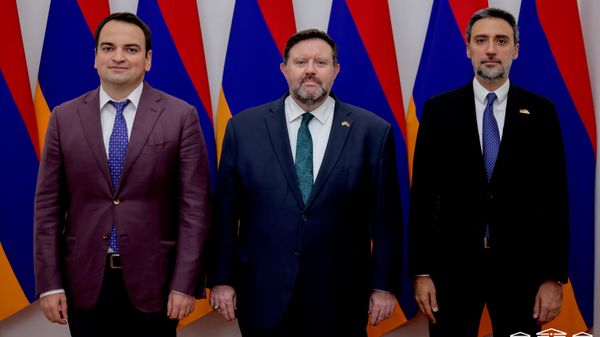 Глава фракции Сильная Армения Нарек Карапетян и заместитель спикера НС Арам Вардеванян встретились с временным поверенным в делах посольства США Дэвидом Алленом (22 сентября 2026). Ереван - Sputnik Արմենիա