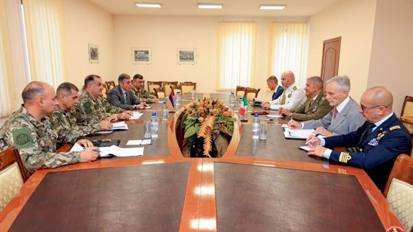 Первый замминистра обороны, начальник ГШ ВС, генерал-лейтенант Эдвард Асрян принял делегацию во главе с президентом Высшего итальянского центра оборонных исследований, генерал-лейтенантом Стефано Маннино (22 сентября 2026). Еревaн - Sputnik Армения