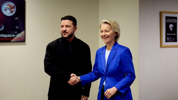 Президент Украины Владимир Зеленский и председатель Европейской комиссии Урсула фон дер Ляйен пожимают друг другу руки во время совместной встречи на 81-й Генеральной Ассамблее ООН (22 сентября 2026). Нью-Йорк - Sputnik Армения
