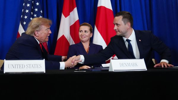 Президент США Дональд Трамп, премьер-министр Дании Метте Фредериксен и премьер-министр Гренландии Йенсу-Фредерик Нильсен подписали соглашение о безопасности во время Генеральной Ассамблеи ООН (22 сентября 2026). Нью-Йорк
 - Sputnik Армения