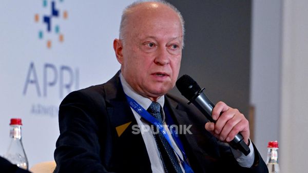 Бывший генеральный директор Российского совета по международным делам (РСМД) Андрей Кортунов на АПРИ форуме 2026, проходящем под девизом Очерчивая архитектуру изменений (23 сентября 2026). Еревaн - Sputnik Армения