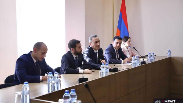 Замминистра ИДМТ Ваан Костанян принял председателя Комитета по иностранным делам Всекитайского собрания народных представителей КНР, главу Группы дружбы Китай-Армения Ло Цинцзяня (23 сентября 2026). Еревaн - Sputnik Армения