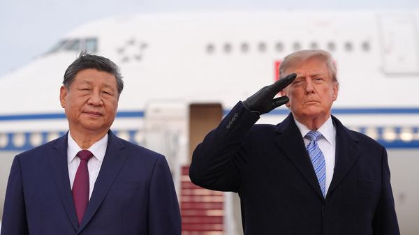 Президент США Дональд Трамп и председатель КНР Си Цзиньпин принимают участие в церемонии прибытия на объединенную военную базу Эндрюс (23 сентября 2026). Мэриленд - Sputnik Армения
