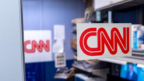Вывеска CNN на стенде телеканала у Белого дома, Вашингтон - Sputnik Армения