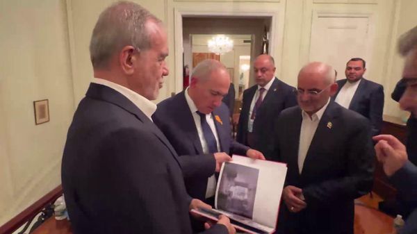 Փեզեշքիանը Փաշինյանին է փոխանցել Թրամփի՝ Իրանի ժողովրդին «օգնելու» մասին գիրքը - Sputnik Արմենիա