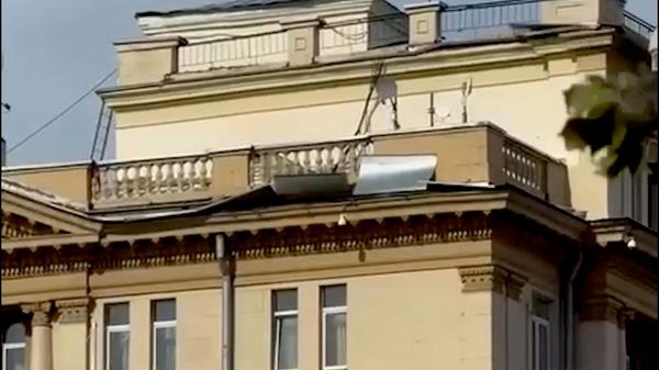 Ураган бушует в Москве. Сильный ветер валит деревья, сносит ограждения, срывает кровли и обшивку с домов - Sputnik Армения