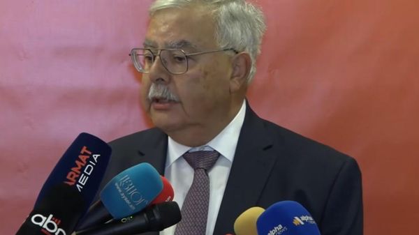 Председатель Центрального совета АРФ Ай Дат Акоб Тер-Хачатурян общается с прессой (25 сентября 2026). Еревaн Председатель Центрального совета АРФ Ай Дат Акоб Тер-Хачатурян общается с прессой (25 сентября 2026). Еревaн - Sputnik Армения