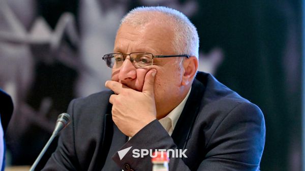 Сурен Суренянц во время пресс-конференции Совета защиты Гагика Царукяна и других политзаключенных (25 сентября 2026). Еревaн - Sputnik Армения