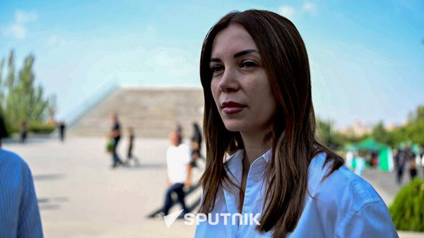 Анна Григорян отвечает на вопросы журналистов в военном пантеоне Ераблур (27 сентября 2026). Еревaн - Sputnik Армения