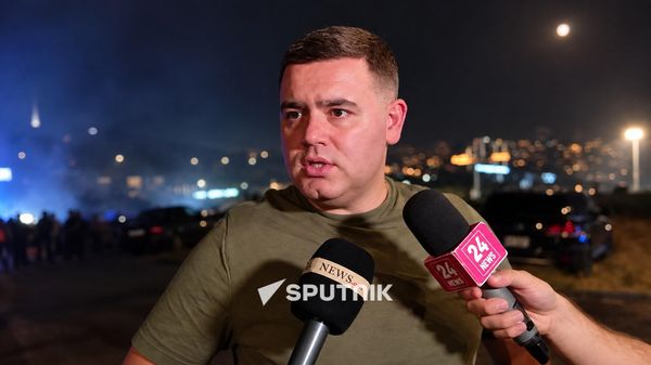 Нарек Саркисян отвечает на вопросы журналистов у горящей подстанции ЭСА (27 сентября 2026). Еревaн - Sputnik Армения