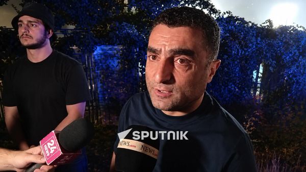 Романос Петросян отвечает на вопросы журналистов у горящей подстанции ЭСА (27 сентября 2026). Еревaн - Sputnik Армения