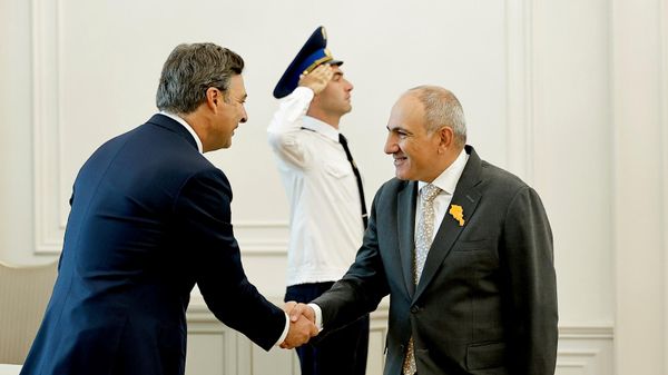 Премьер-министр Никол Пашинян принял Мартина Эурнекяна, исполнительного директора Corporacion America Airports, в сопровождении Марсело Венде, генерального директора Armenia International Airports (28 сентября 2026). Еревaн - Sputnik Армения