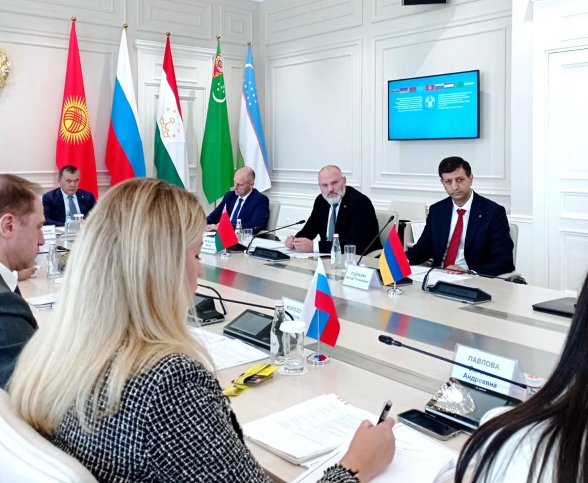 Руководитель отдела разработки и анализа политики Департамента спортивной политики Министерства ОНКС  Артур Седракян на заседании Совета по физической культуре и спорту государств-членов СНГ (27 сентября 2026). Алматы - Sputnik Արմենիա, 1920, 28.09.2026