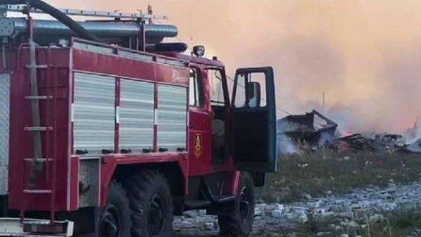 Пожарный расчет на месте пожара на предприятии в Ярославской области (28 сентября 2026). Россия - Sputnik Армения
