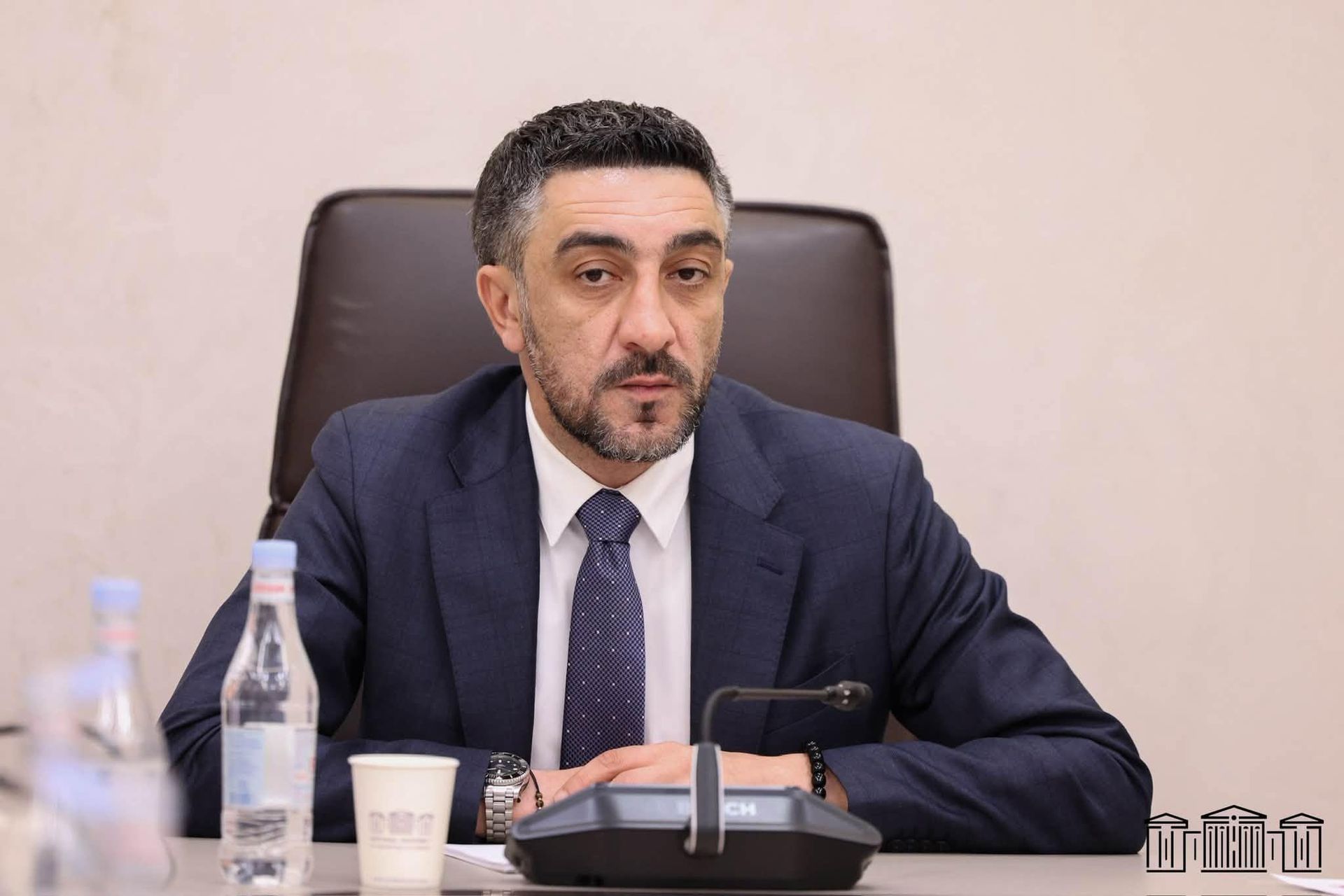 Председатель Постоянного комитета НС по обороне и безопасности Вилен Габриелян на встрече с представителями Всеармянской ассоциации родственников пропавших без вести в здании НС (30 сентября 2026). Еревaн - Sputnik Արմենիա, 1920, 30.09.2026