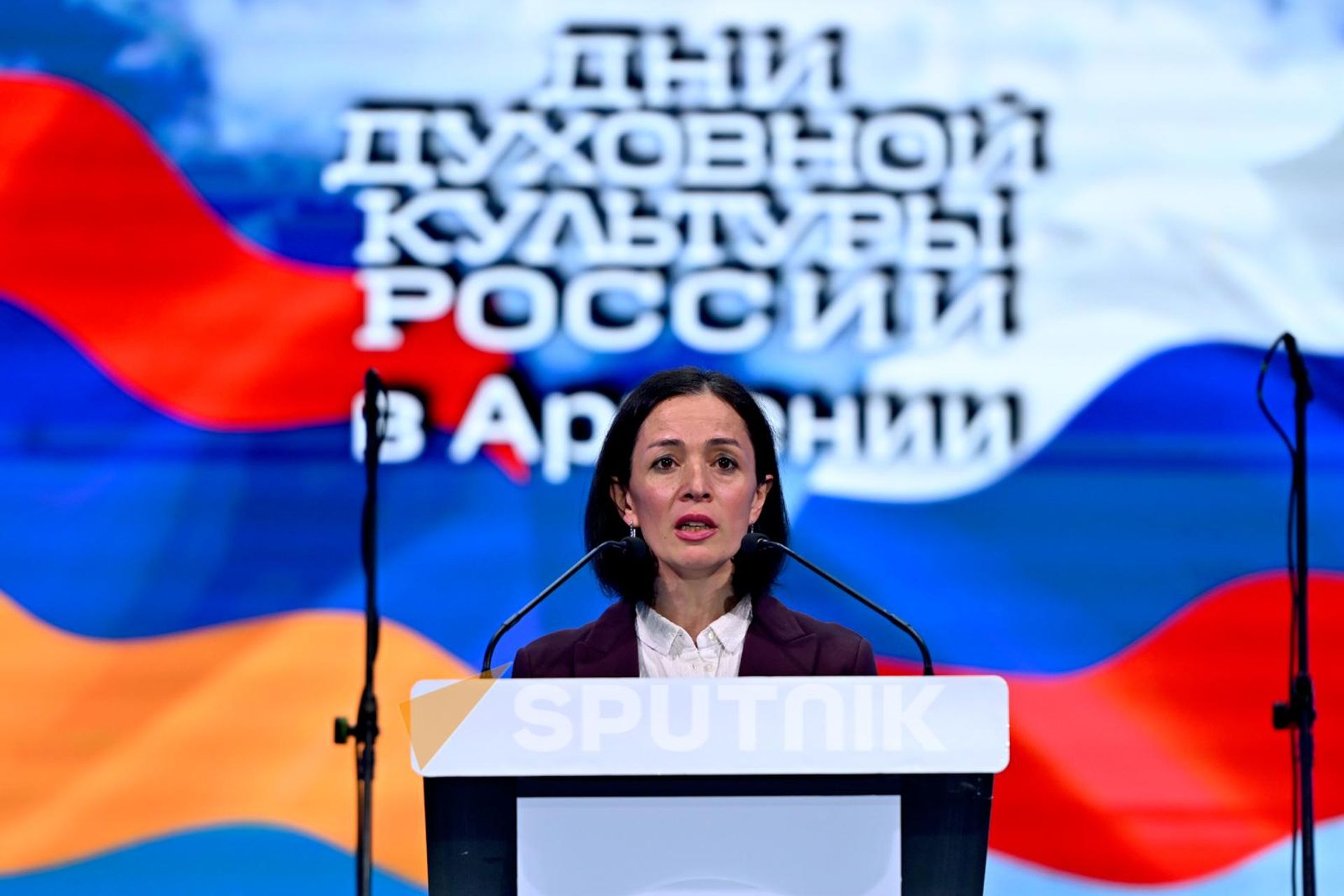 Министр ОНКС Жанна Андреасян во время пресс-подхода в рамках Дней духовной культуры России (30 сентября 2026). Еревaн Министр ОНКС Жанна Андреасян во время пресс-подхода в рамках Дней духовной культуры России (30 сентября 2026). Еревaн - Sputnik Արմենիա, 1920, 30.09.2026