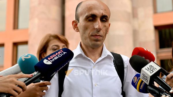 1254 письма армянским пленным принес в коробке к Дому правительства бывший омбудсмен Арцаха Артак Бегларян (1 октября 2026). Ереван - Sputnik Армения